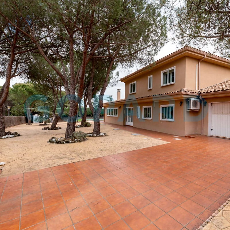 Maison individuelle ou villa à vendre à Urb. Puentelasierra, Pino Alto - Navarredonda