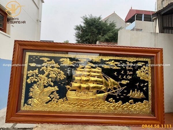 Tranh Thuận Buồm Xuôi Gió mạ vàng nền đen khung gỗ gụ