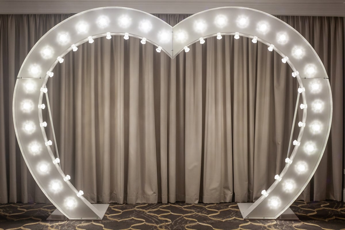 Light Up Heart Arch White